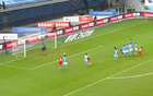 深圳新鵬城半場0-1落后河南，盧卡斯-馬亞破門，葉力江染黃。