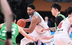 新疆外援勞森高效表現(xiàn)，19次出手得18分16板7助3帽。