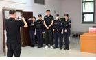 杜鋒與警官合影引爆笑點，球迷戲稱杜總，合影需巧避中心位。