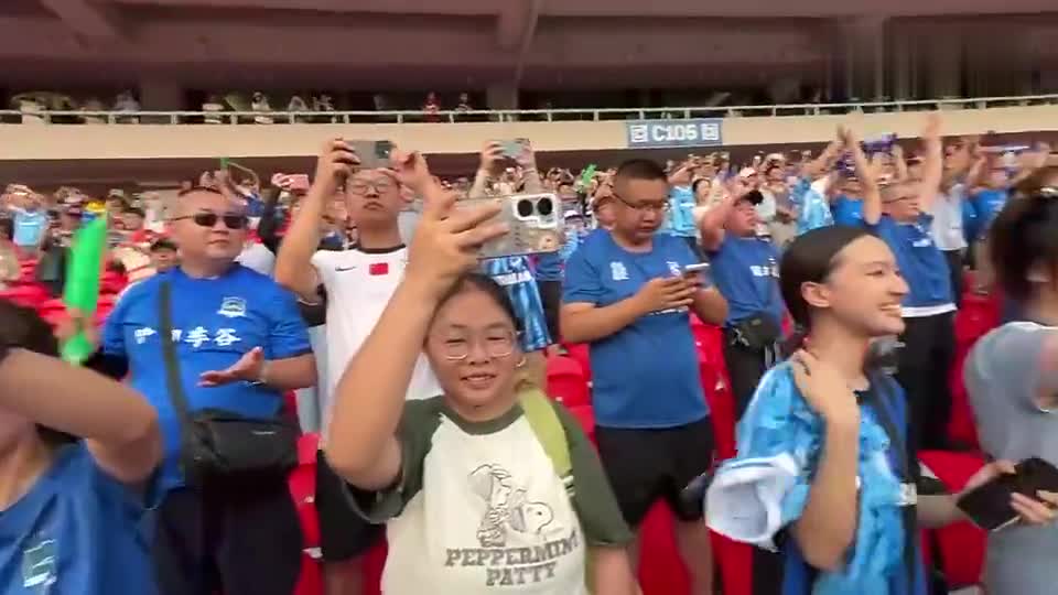 武漢女足謝場，舞旗慶晉級亞冠決賽，感謝球迷！