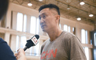 李夢亮相耐高總決賽，打扮亮眼，與杜鋒交流熱烈