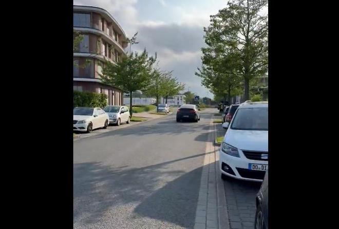 吉滕斯對轉(zhuǎn)會失敗感沮喪，駕車疾馳離場。