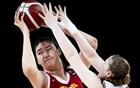 日本球員田中14號，偷掐張子宇頭發(fā)！宮魯鳴憤怒。