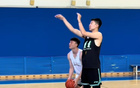 遼寧夏訓(xùn)，小將投籃力量訓(xùn)練，楊鳴督練深蹲