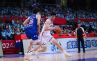 余嘉豪22歲加盟西甲畢爾巴鄂，曾挑戰(zhàn)NBA，西班牙特訓(xùn)后隨隊(duì)備戰(zhàn)亞洲杯。